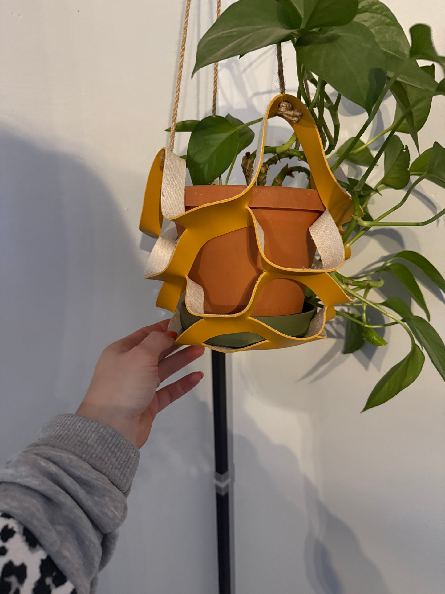 Modern Leather Plant Hanger – Adjustable Hanging Planter Holder for Indoor Plants | Boho Minimalist Plant Sling | Fits 4–6” Pots